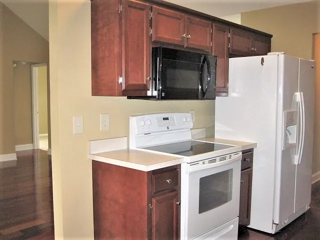 103 Oak Ct — Photo 2