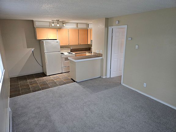 2nd image of 226 Cedar Ave S #2