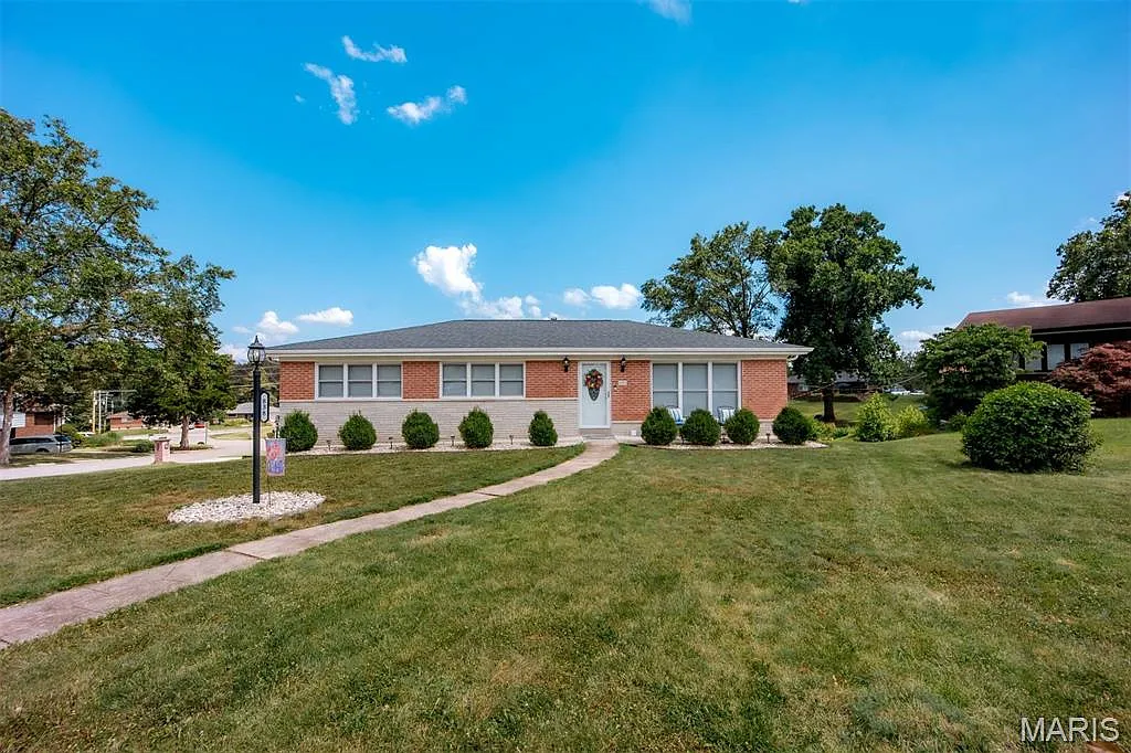 838 Hi Crest Dr photo 1