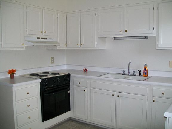 3 BR kitchen - Med