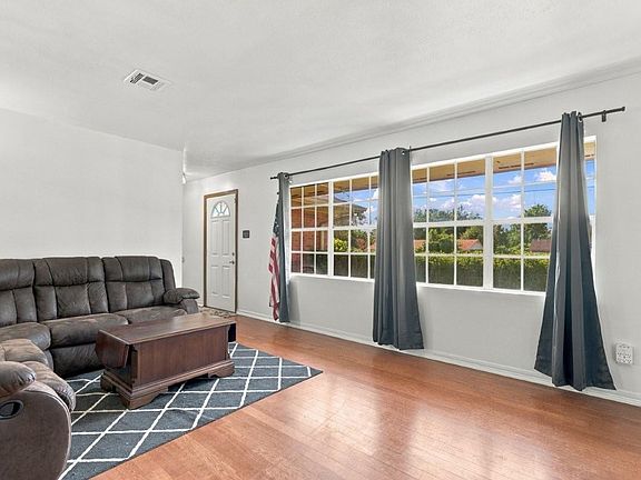 3rd image of 907 Cook Dr