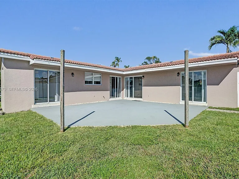 949 SE 10th Ct — Photo 34