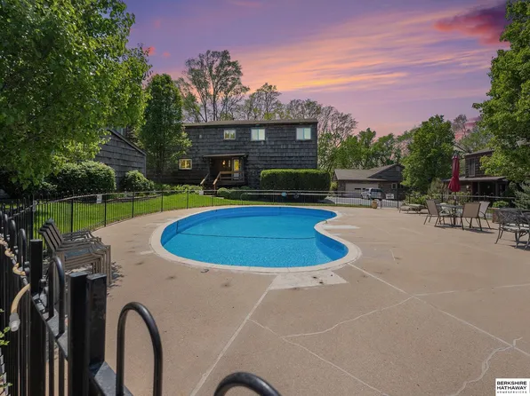 202 Oakridge Ct, Bellevue, NE 68005