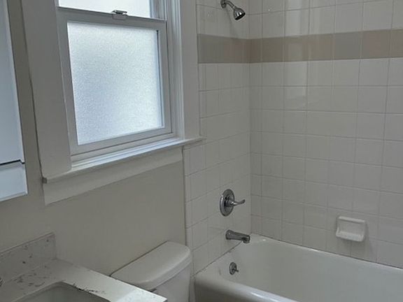 4th image of 1040 Steiner St #11
