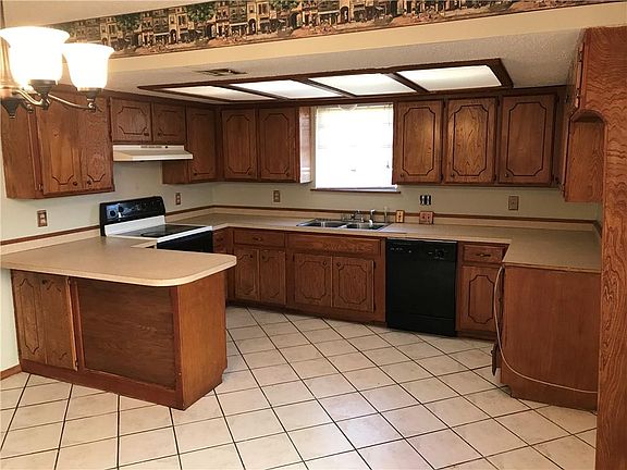 3rd image of 313 N Ramblin Oaks Dr
