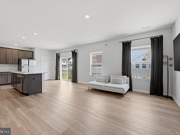 5th image of 73 Hopkins St