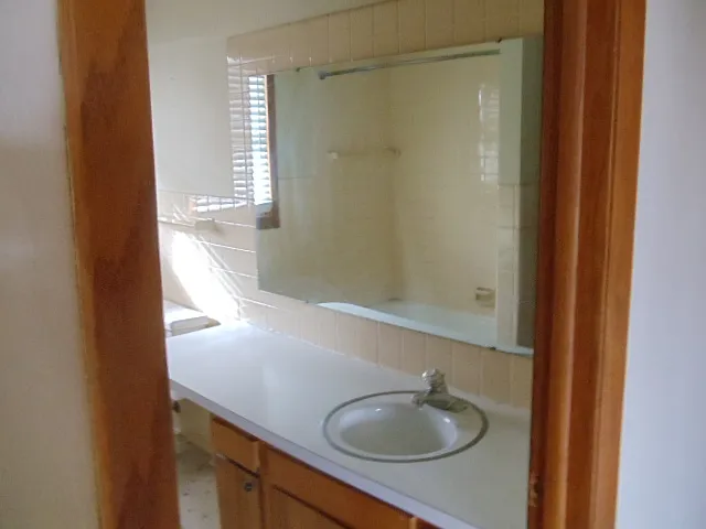 UPSTATES BATHROOM ALWSO HAS A CLOSET