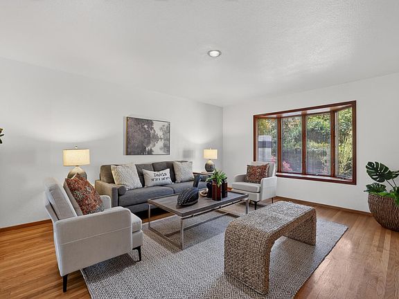 5th image of 39870 Sharon Ave