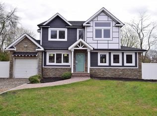 111 Bonnie Rd, Oakdale, NY 11769