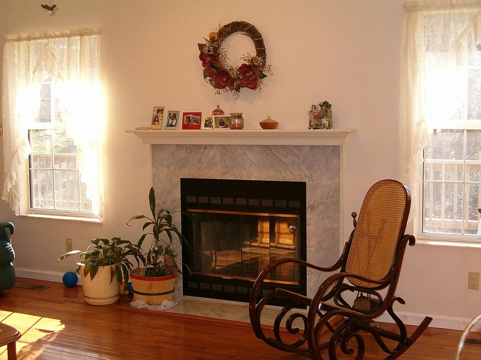 2nd image of 4405 Woodbine Rd
