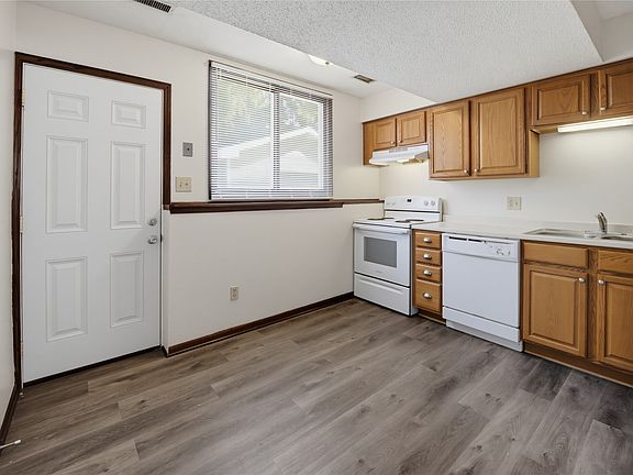 4th image of 1005 Lyndale Dr