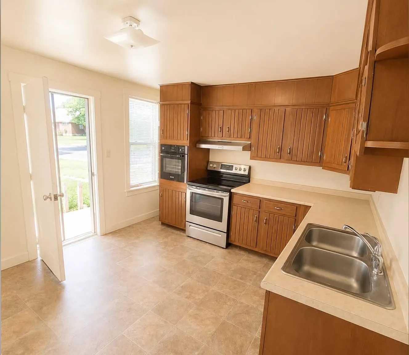 4 bed, 1.5 bath, 2100 sqft, $1,700 — Photo 3