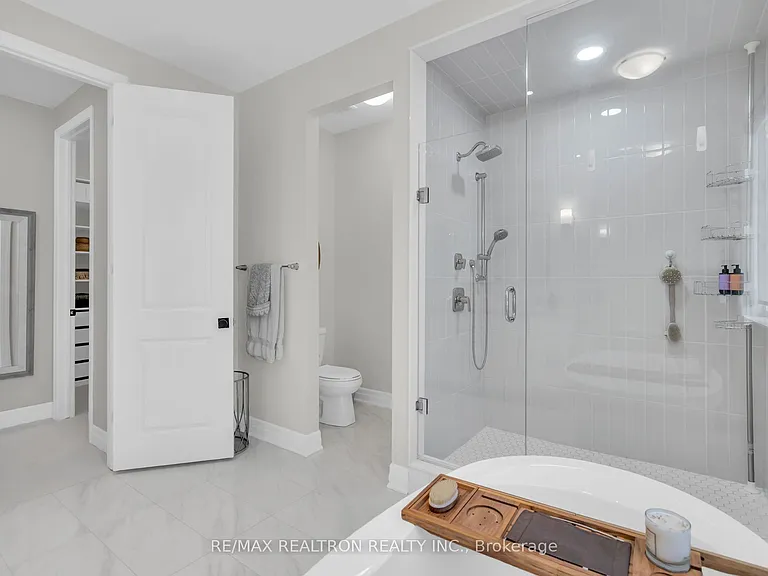 669 Newlove St — Photo 34