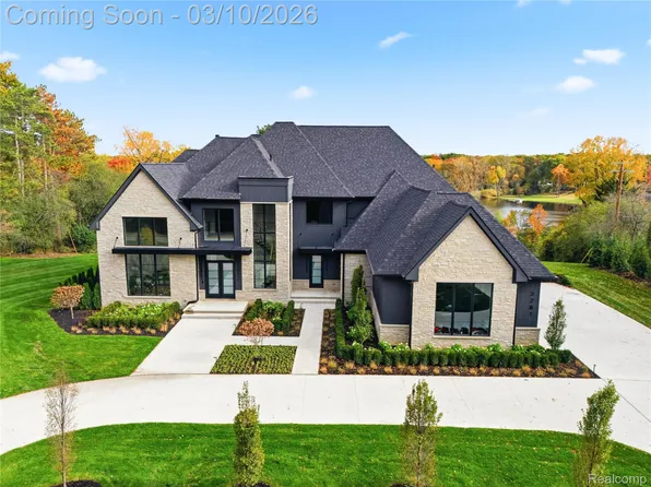 3281 Chickering Ln, Bloomfield Hills, MI 48302