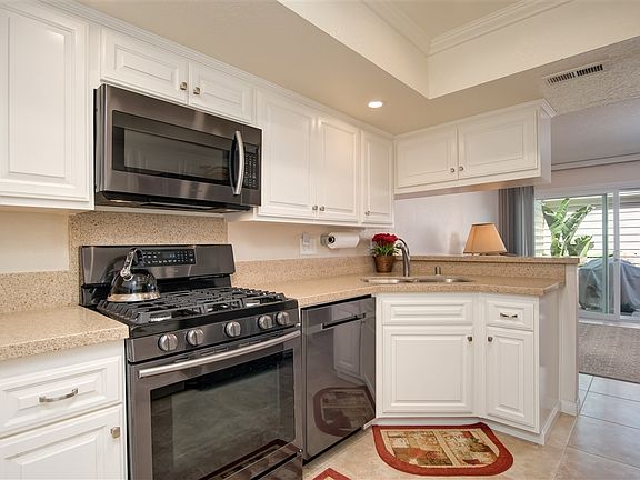 5th image of 1007 Gleneagles Pl