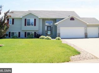 917 Sunrise Ln, Belle Plaine, MN 56011
