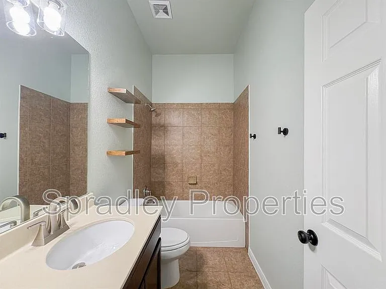 406 Banbury — Photo 8