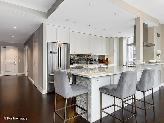 4th image of 645 N Kingsbury St #1606-08