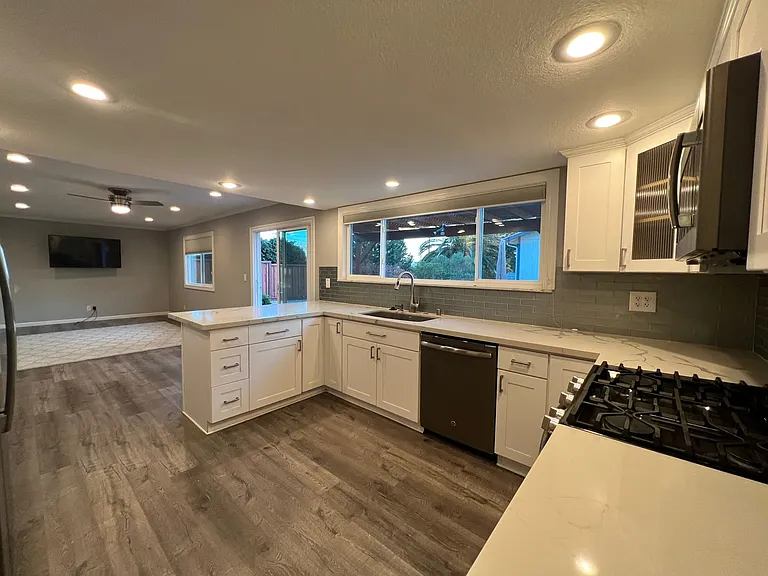 570 E North St — Photo 14