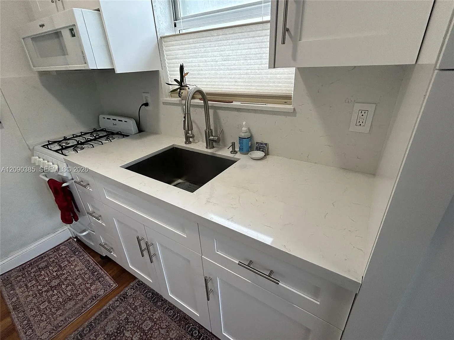 210 Mendoza Ave Condo — Photo 3