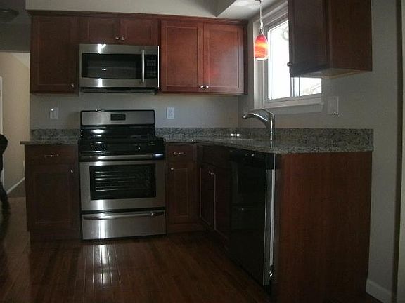 4th image of 8495 Berkshire Dr