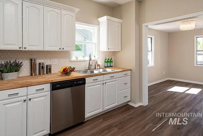 2 bed, 1.0 bath, $1,900 — Photo 4