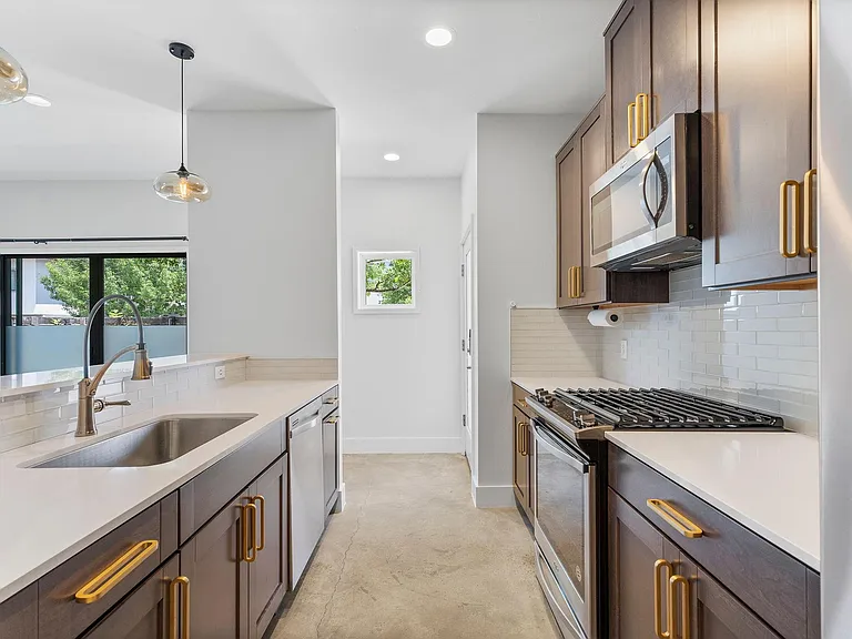 2101 Montopolis Dr #11 — Photo 7