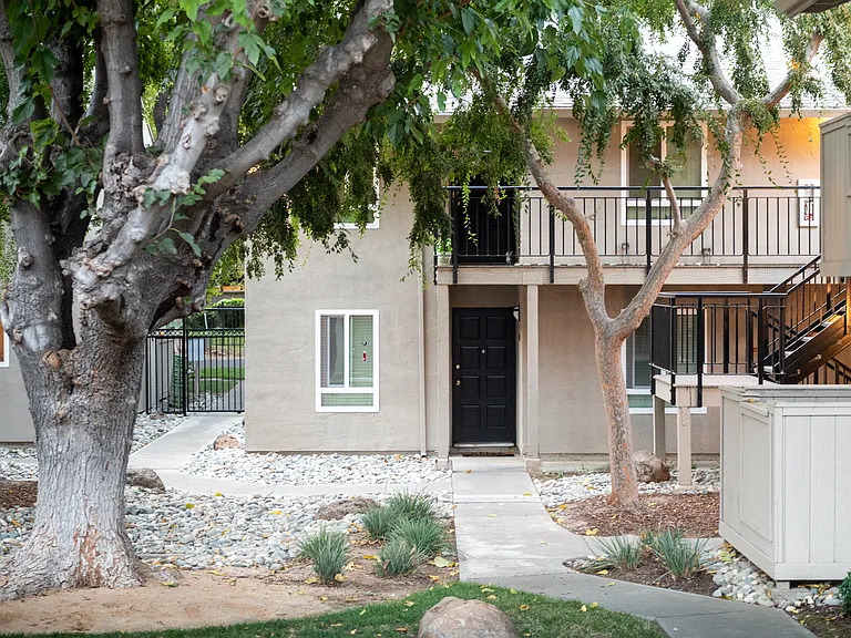 Sierra Regency Apartments — Photo 4
