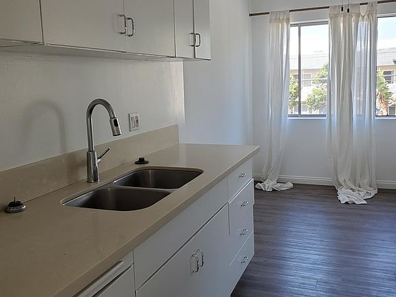4th image of 1030 Idaho Ave #7