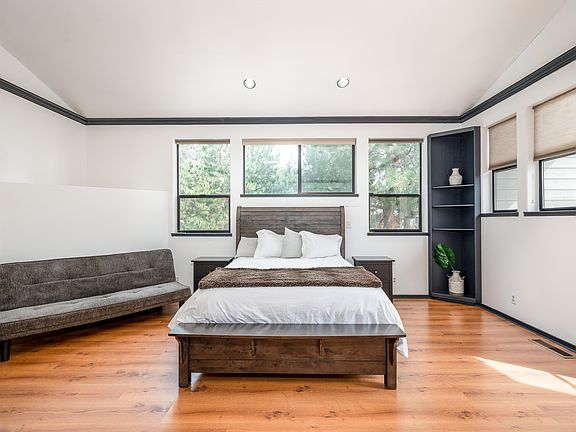 Upstairs Master bedroom
Queen bed and smart TV
w/ sleeper couch