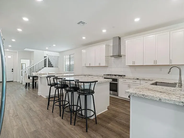1032 Sebago St — Photo 3