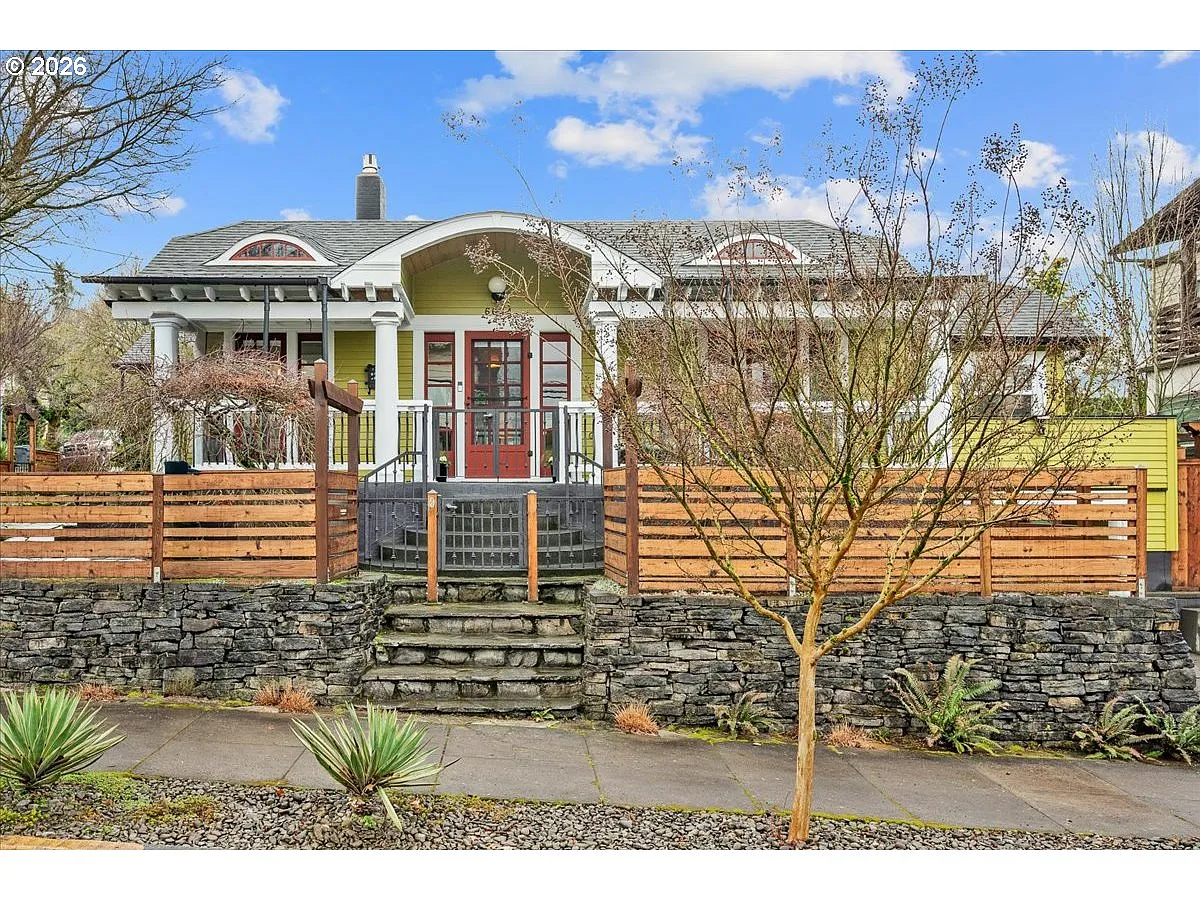 6044 SE Stark St photo 1