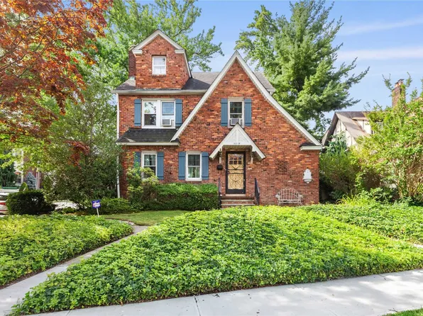 16318 Cryders Ln, Whitestone, NY 11357