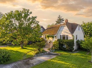 1043 Roslyn Rd, Oak Bay, BC V8S 4R4