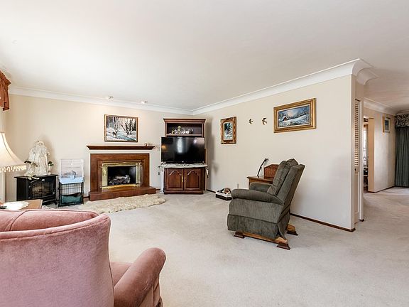 4th image of 33 Kirby Ln