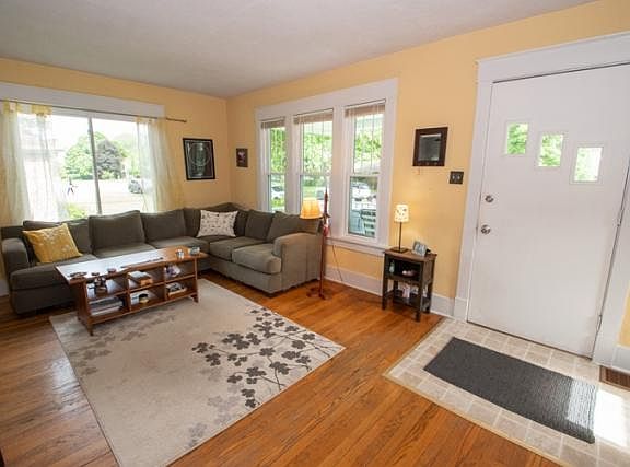 3rd image of 1018 E Woodside St