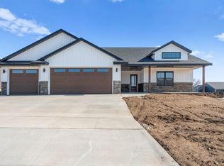 924 Red Oak St, Manchester, IA 52057