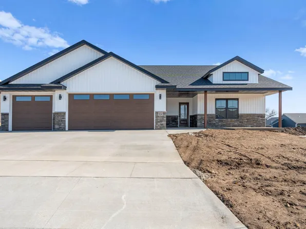 924 Red Oak St, Manchester, IA 52057