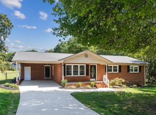 121 Rocking Chair Ln, Spartanburg, SC 29307