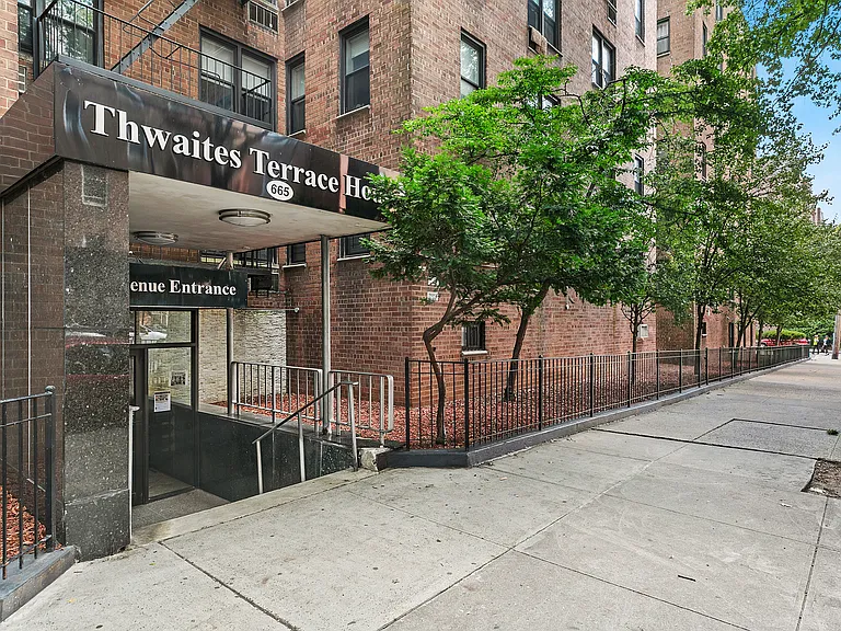 665 Thwaites Pl #6T — Photo 7