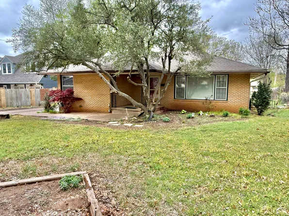 104 Elmwood Ave, Ponca City, OK 74601