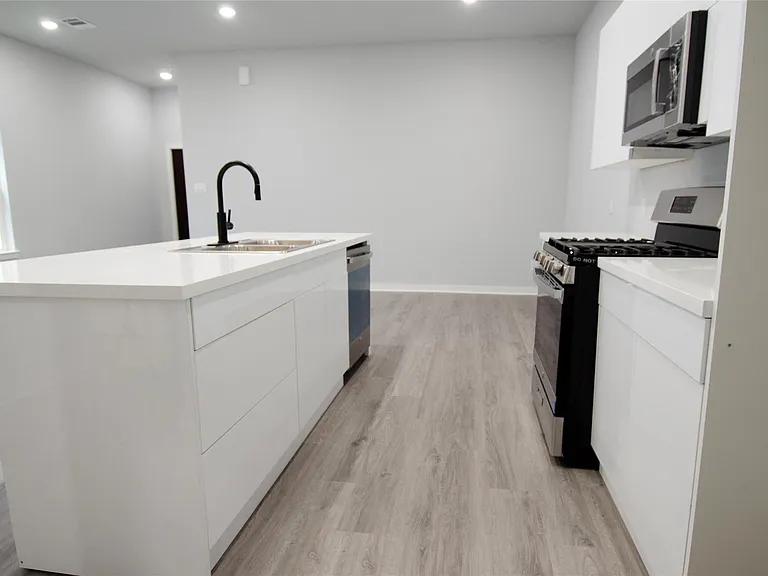 2830 Mansfield St — Photo 7