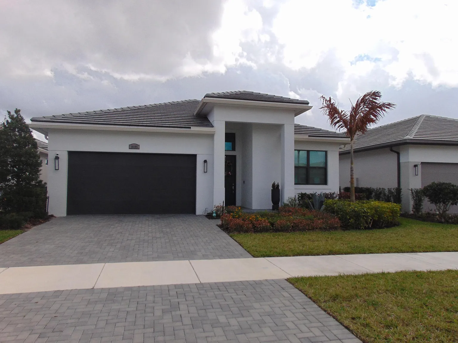 3 bed, 3.0 bath, 2289 sqft, $4,000 — Photo 1
