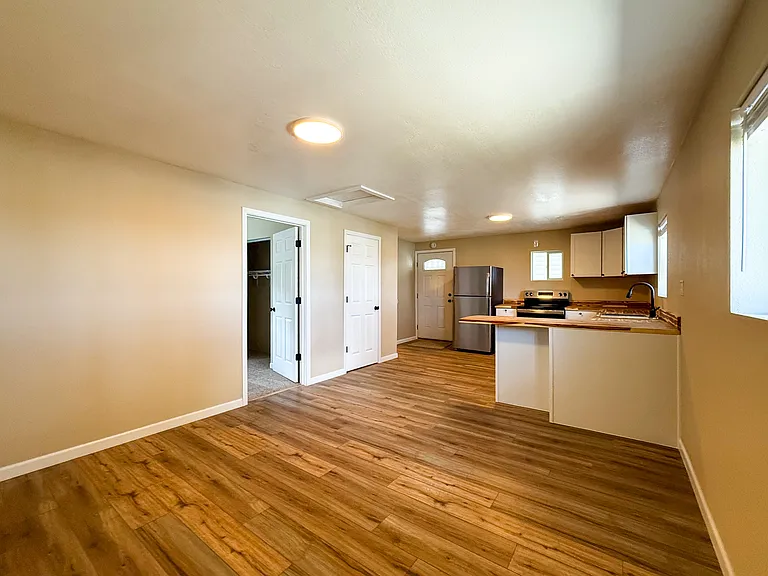 501 W 2nd Ave — Photo 6