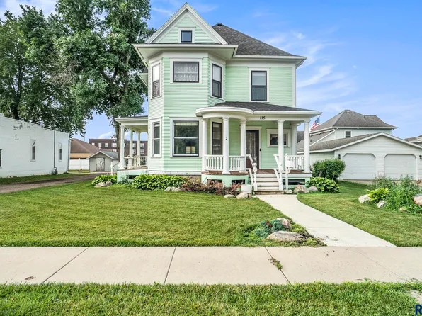 115 NW 3rd St, Madison, SD 57042