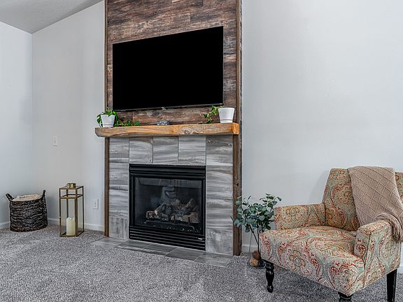 5th image of 16 W Village Cir