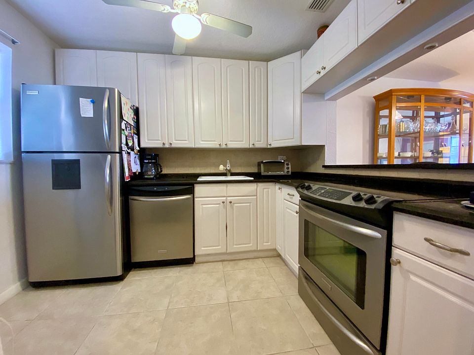 1st image of 207 Oxford Pl