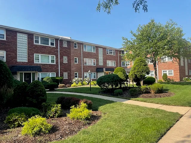 8527 W Bryn Mawr Ave #2E — Photo 1