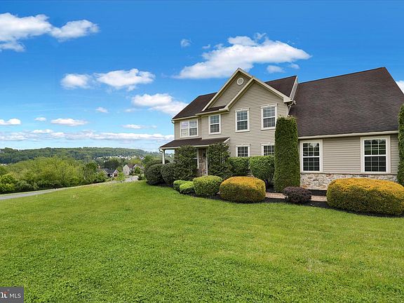 2nd image of 121 Great Bend Way