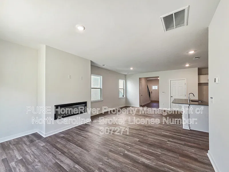 5 bed, 3.0 bath, 2368 sqft, $2,255 — Photo 3